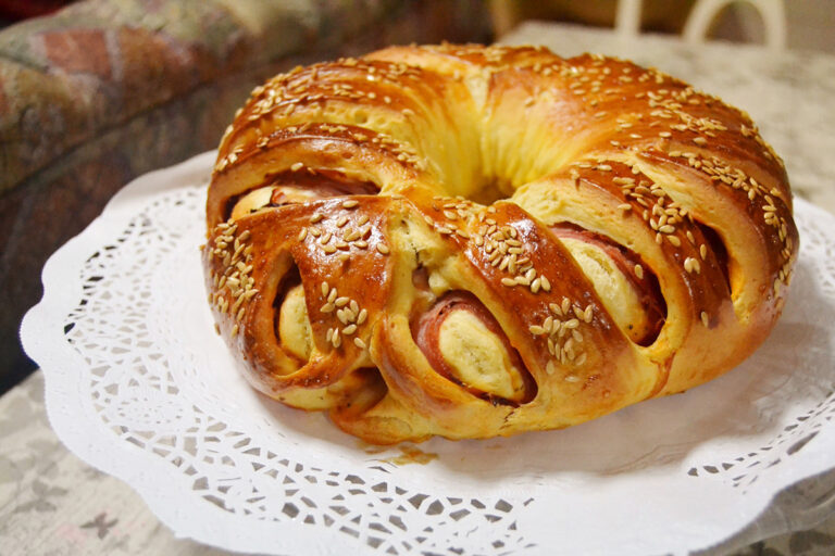 A bola de carne portuguesa é conhecida como Bola de Lamego e pode incluir carnes, bacalhau ou sardinha. Veja como fazer!