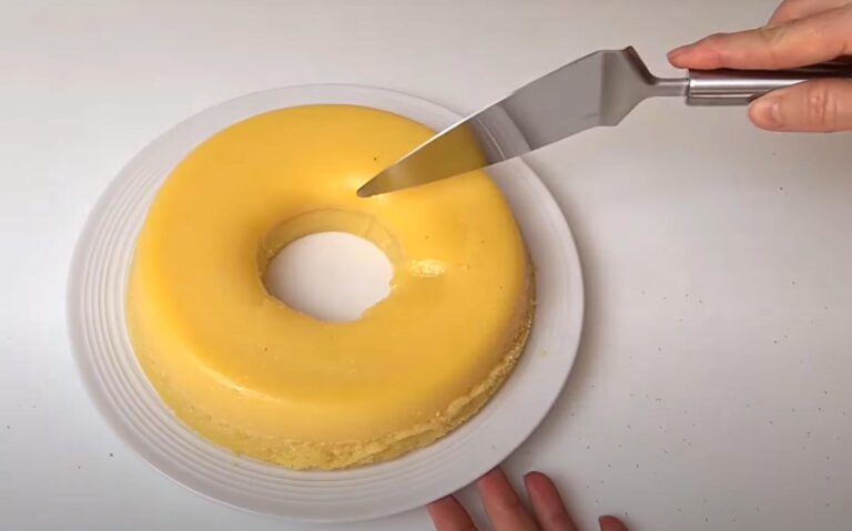 O Quindim de Maracujá é uma explosão de sabores tropicais em forma de sobremesa.