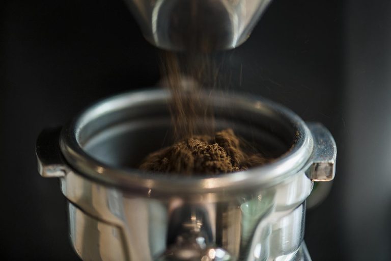 Café a vácuo ou pacote tradicional: qual embalagem preserva melhor o sabor?