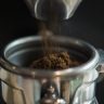 Café a vácuo ou pacote tradicional: qual embalagem preserva melhor o sabor?